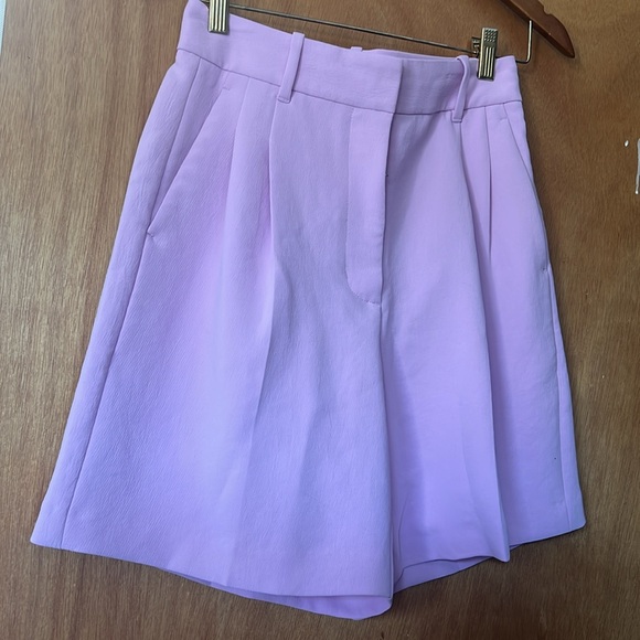 Aritzia shorts 7”in NWT - Picture 2 of 5